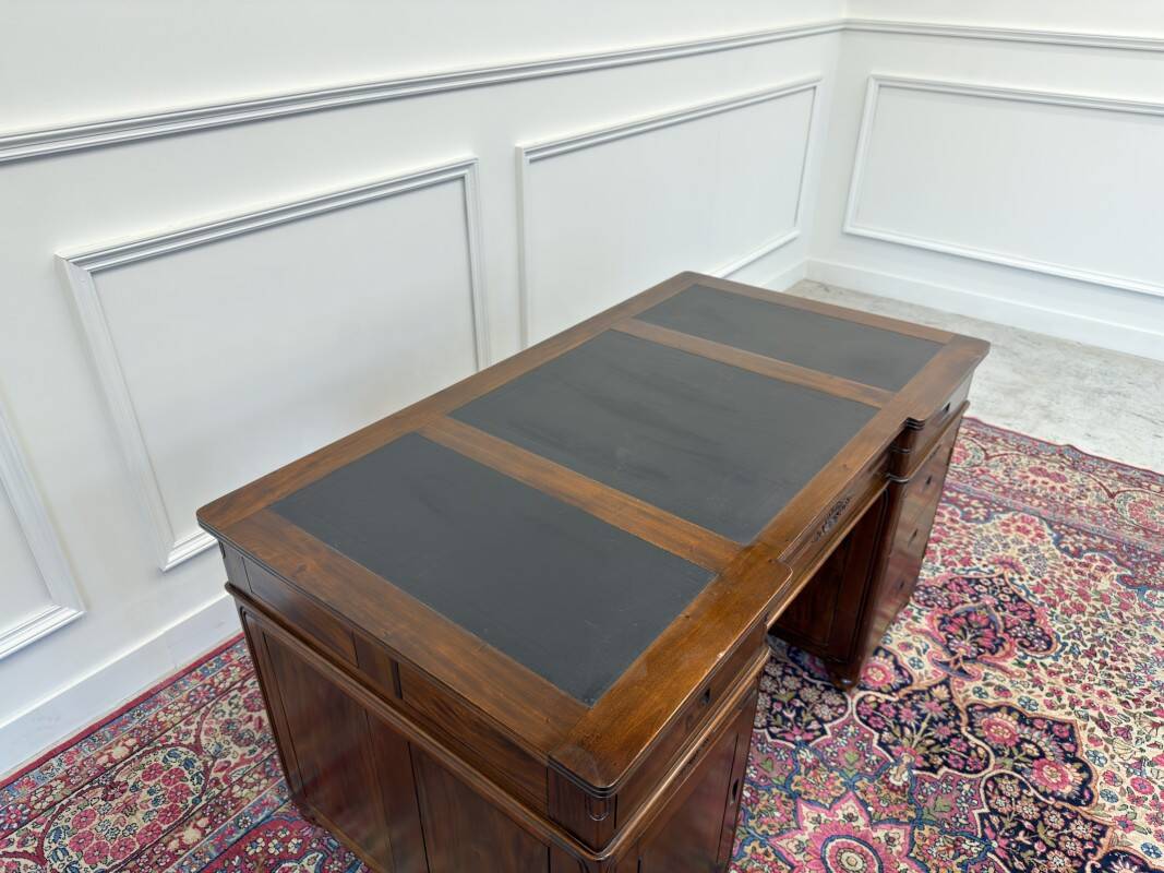 Classic English Desk with Black Inlay