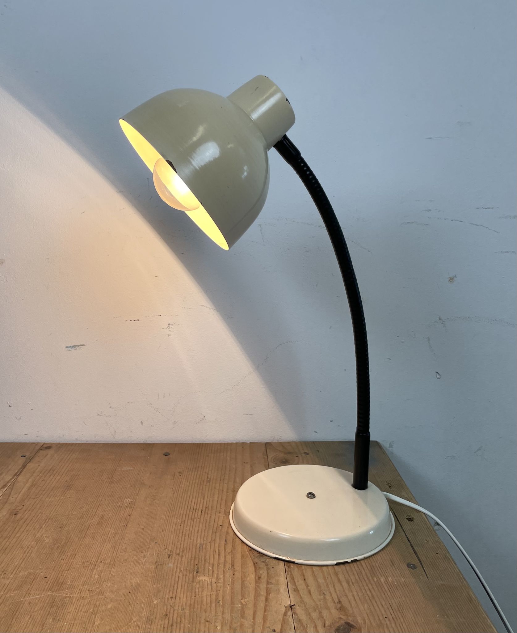 Beige industrial gooseneck table lamp, 1960s