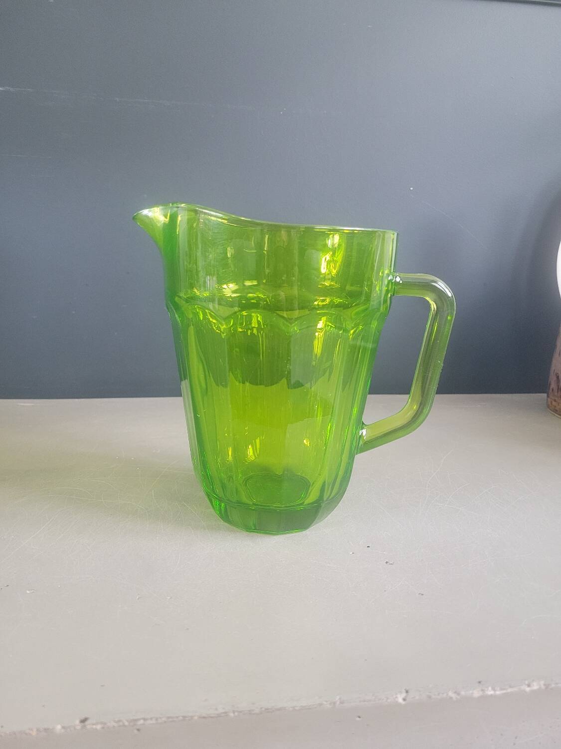Pichet vintage en verre moulé vert
