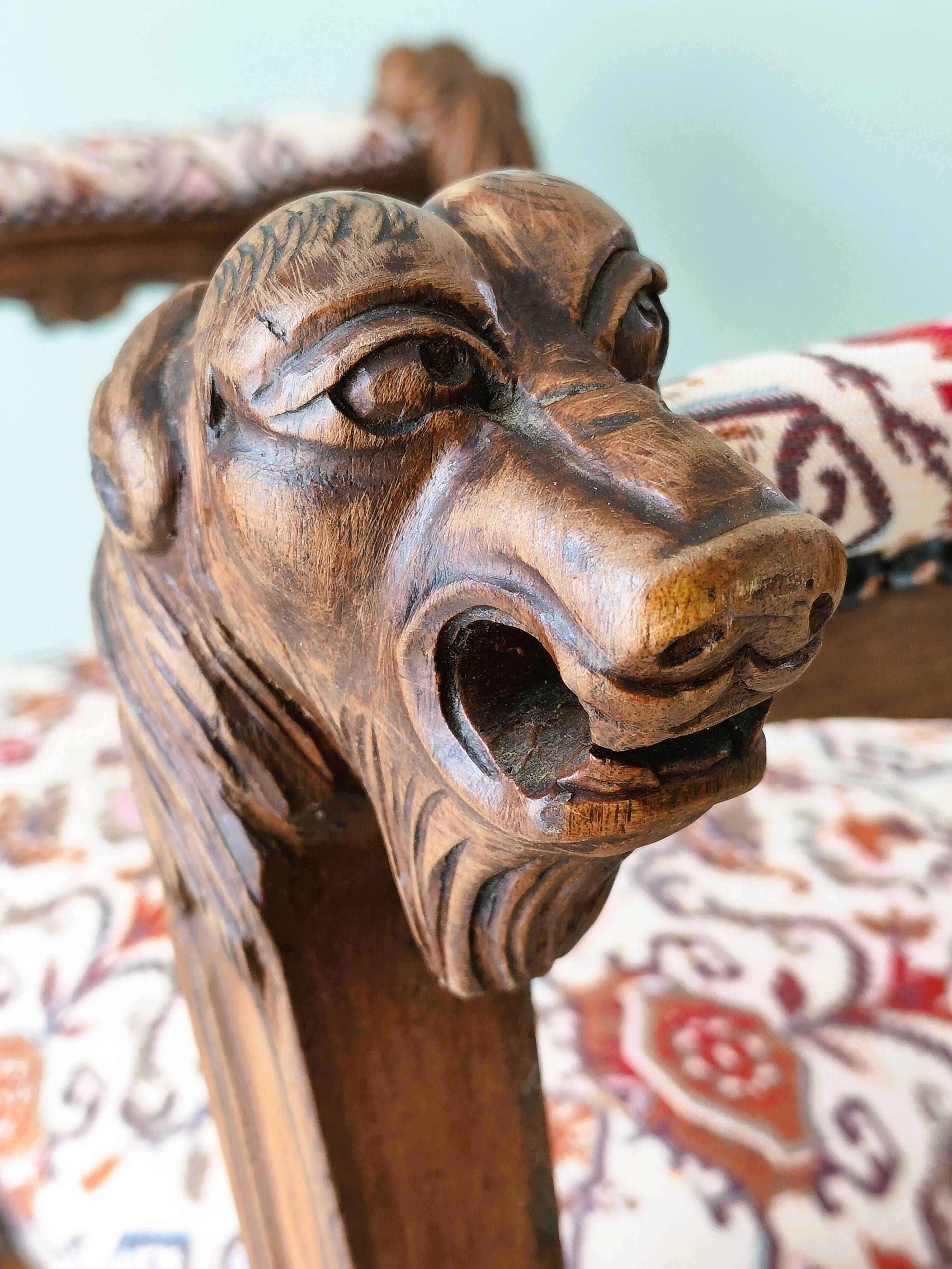 Neo-Renaissance banquette style with lion heads