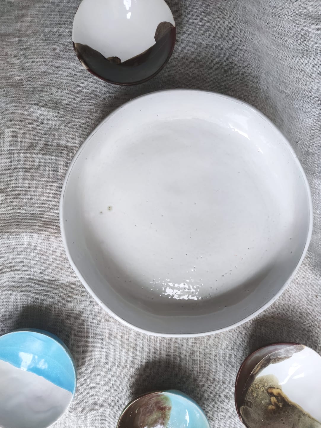 Large dish in white ceramic and earth