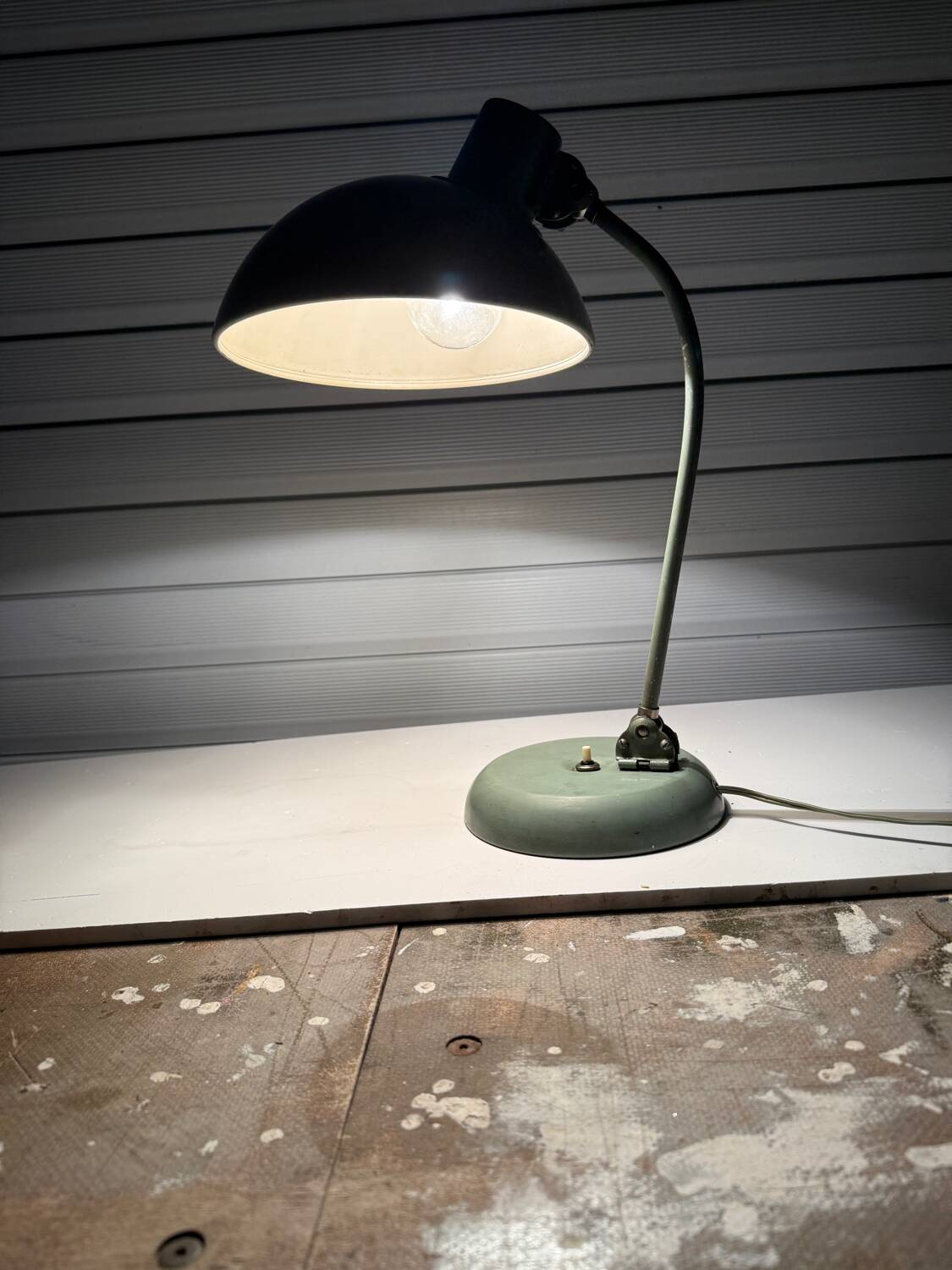 Articulated desk lamp