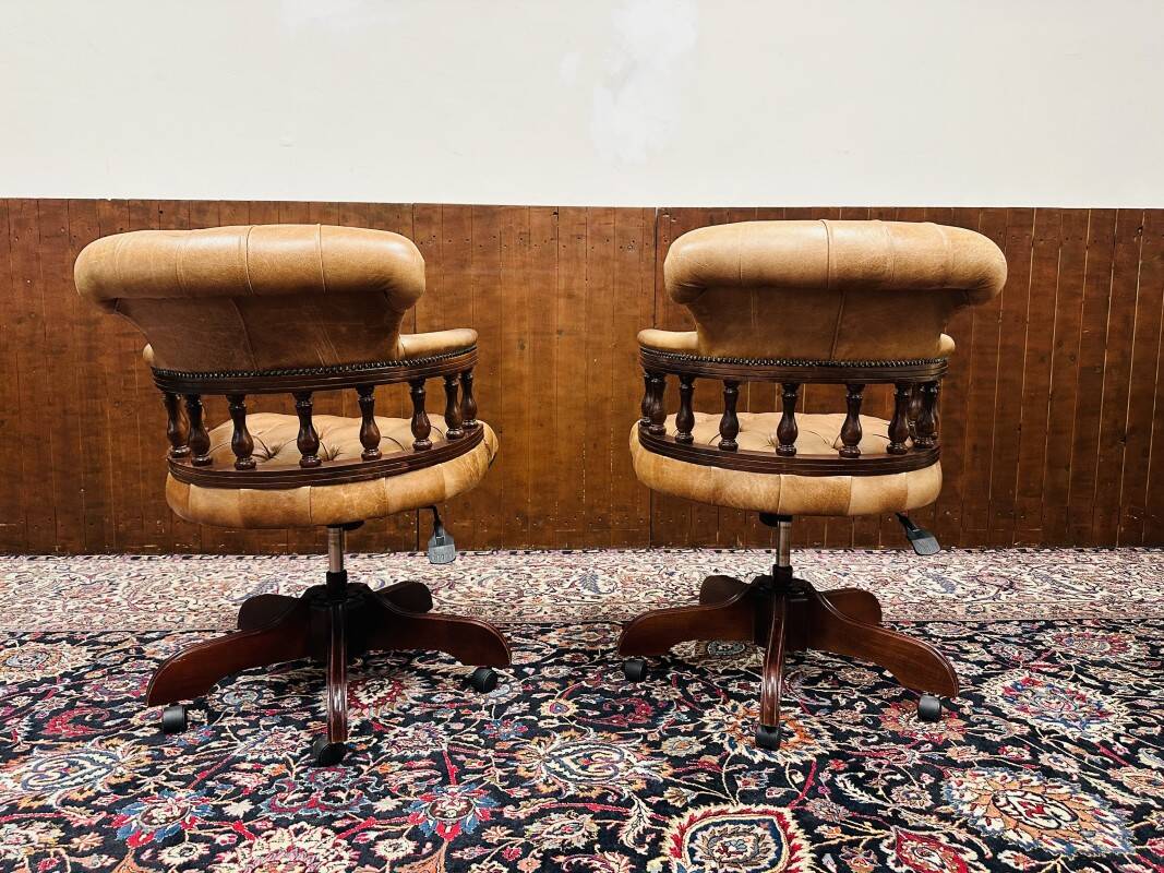 Ensemble de chaises de bureau Chesterfield English Captain Chairs marron