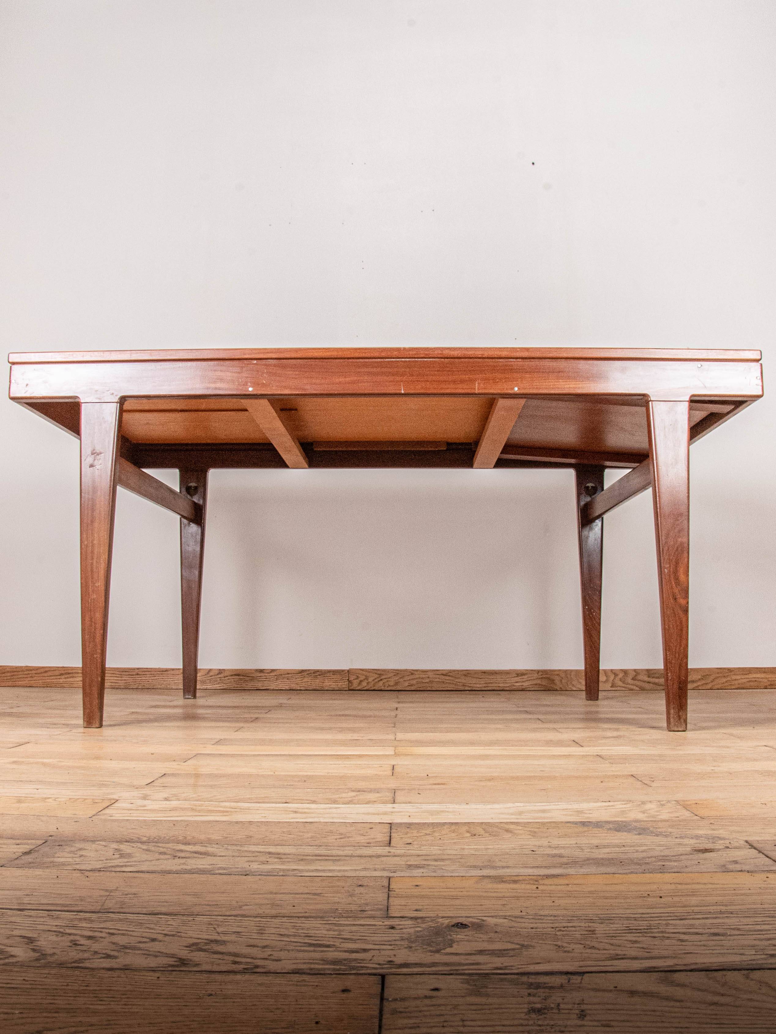 Scandinavian extendable table