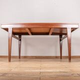 Scandinavian extendable table