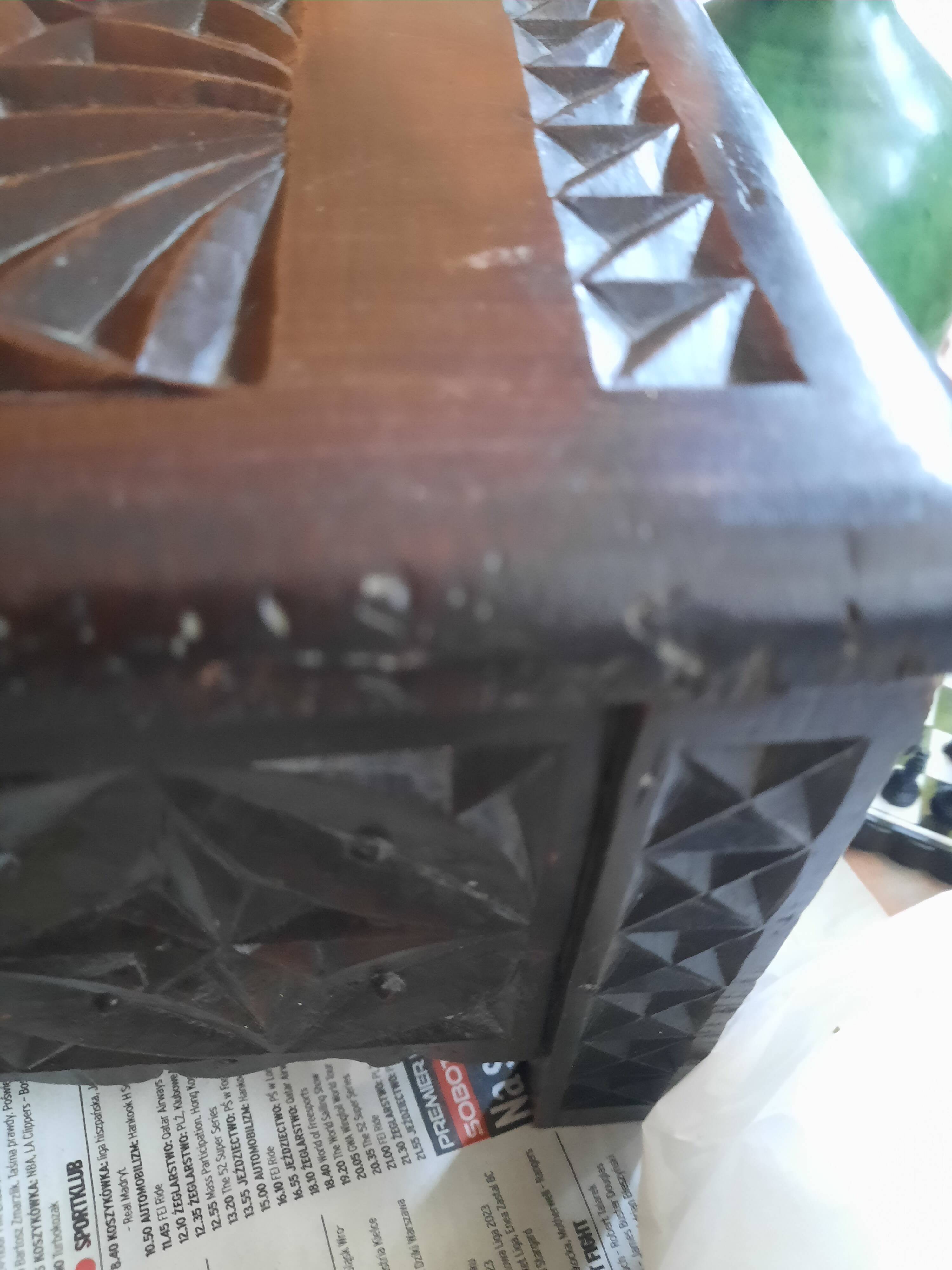 Coffret en bois sculpté