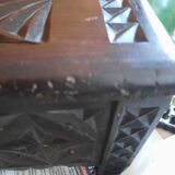 Coffret en bois sculpté
