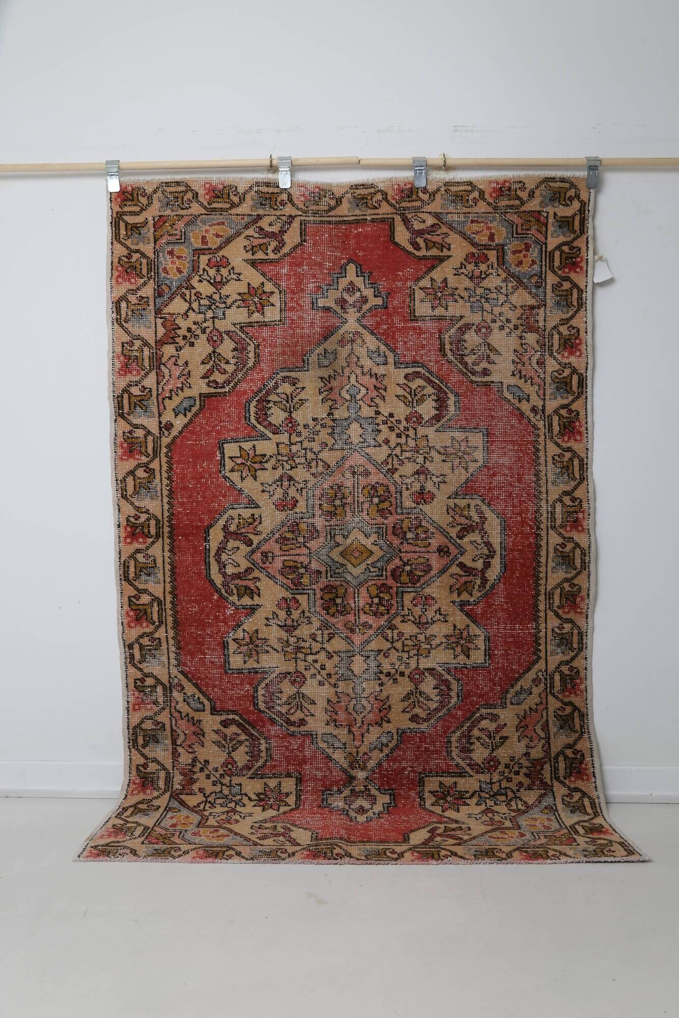 Vintage Turkish rug in beige and red with oriental design, 135 × 210 cm