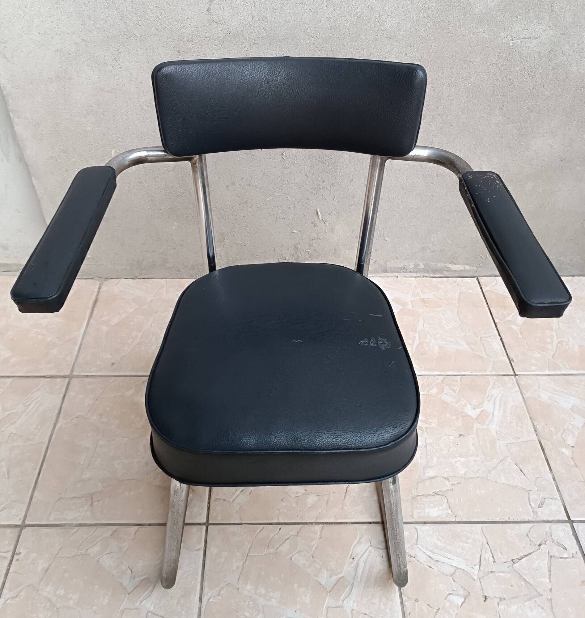Vintage office chair in chrome metal and faux leather.