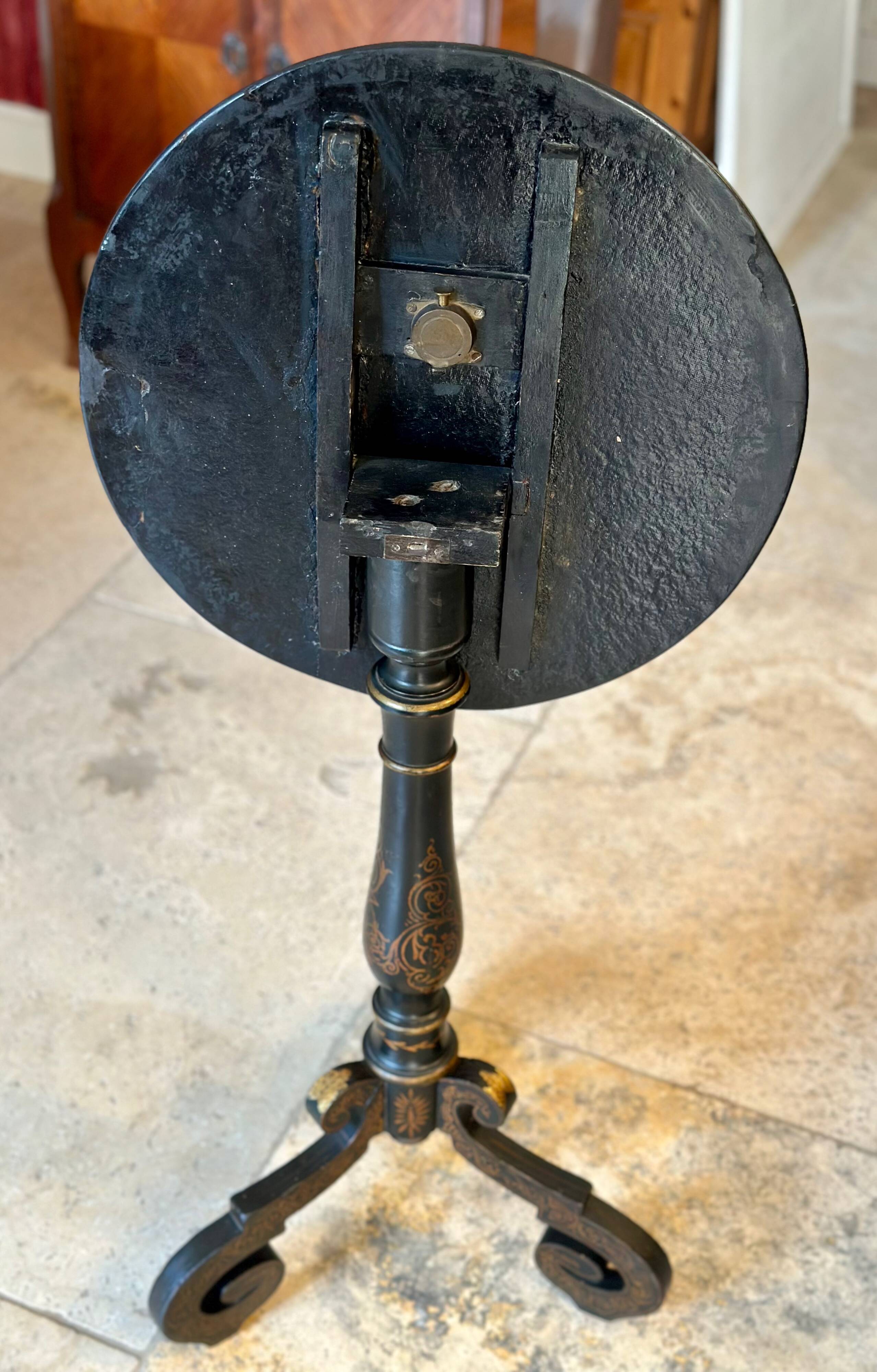 Blackened wooden pedestal table from the 19th century Napoleon III burgundy, decorated with mother-of-pearl