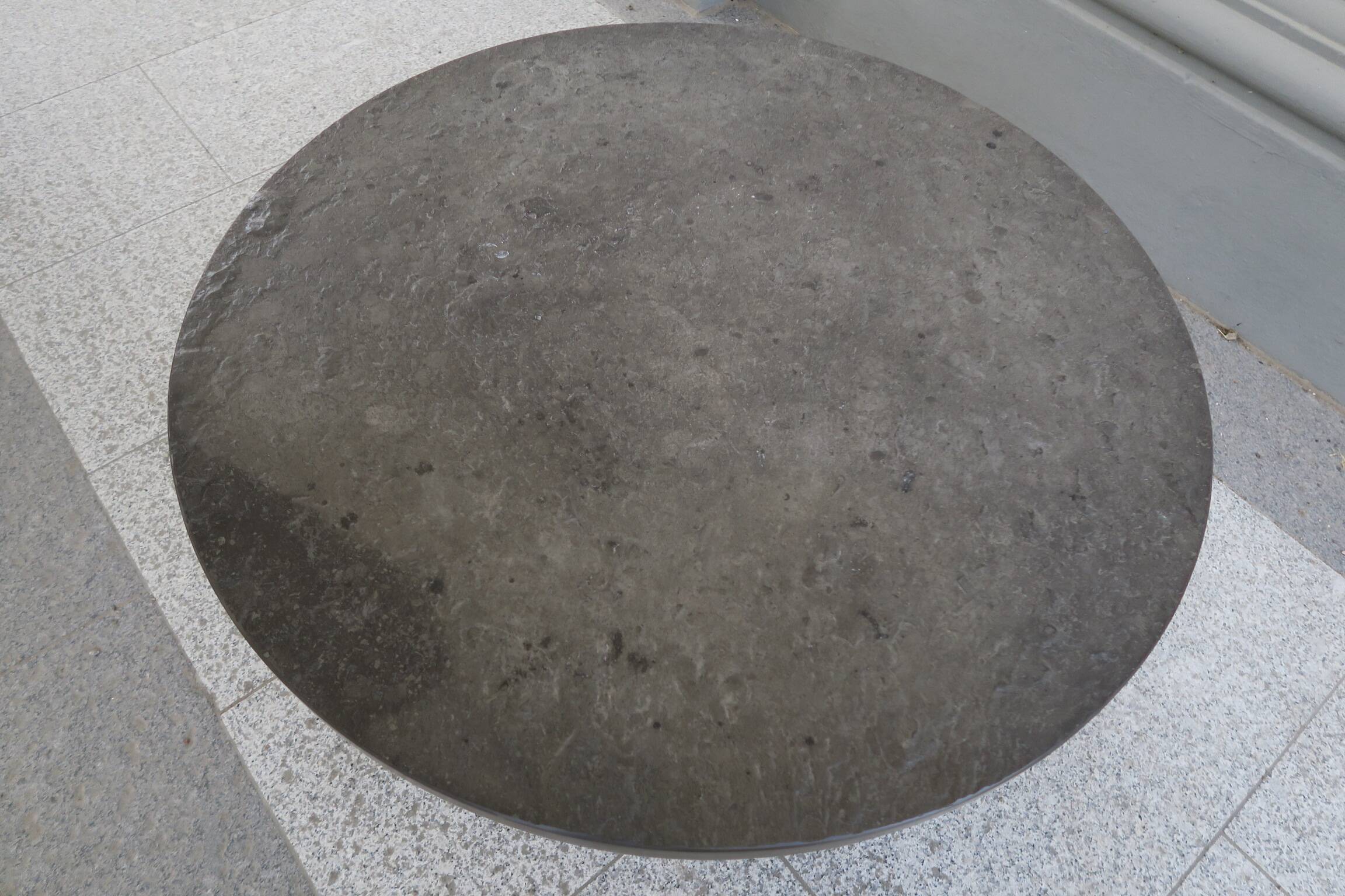 table basse ronde avec plateau en ardoise noire par draenert studios