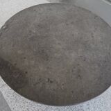 table basse ronde avec plateau en ardoise noire par draenert studios