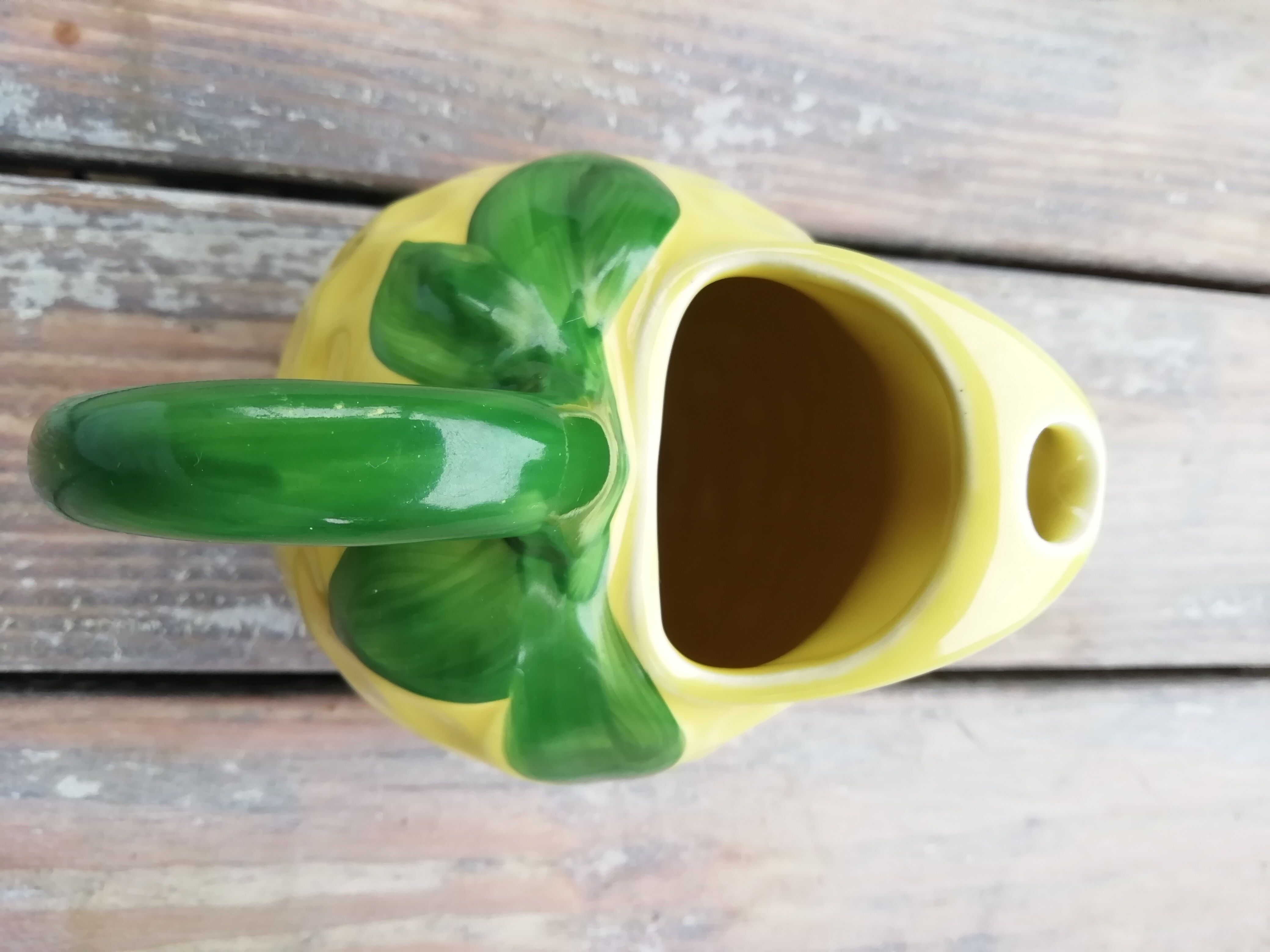 Pitcher dabbling lemon