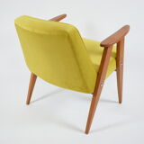 Fauteuil 366 conçu par J. Chierowski en jaune