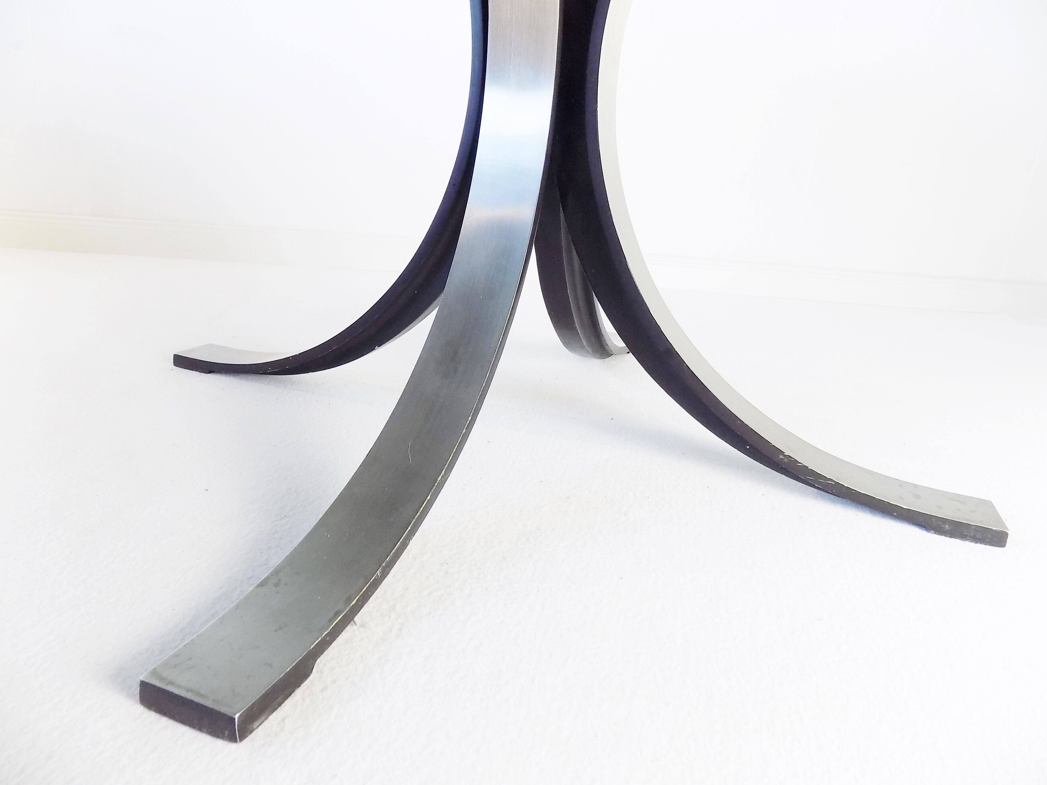 Tecno T69 side table by Osvaldo Borsani and Eugenio Gerli