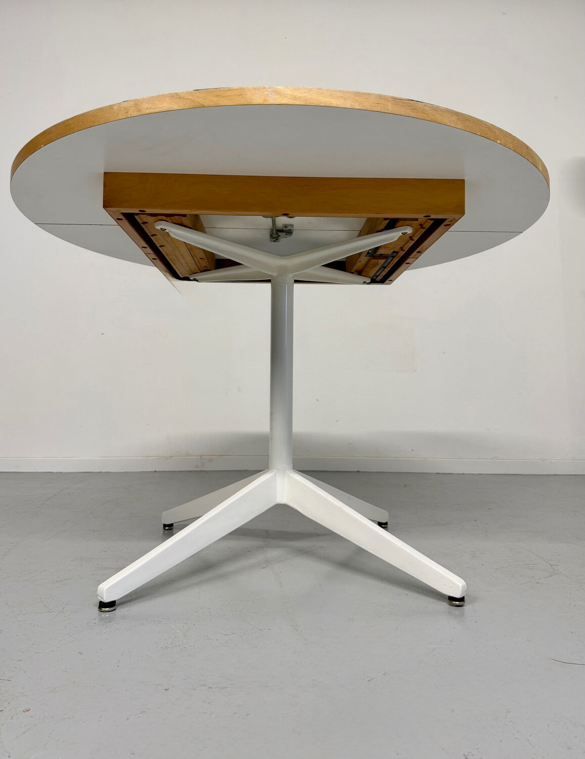 Extendable dining table designed by George Nelson for Herman Miller 60’