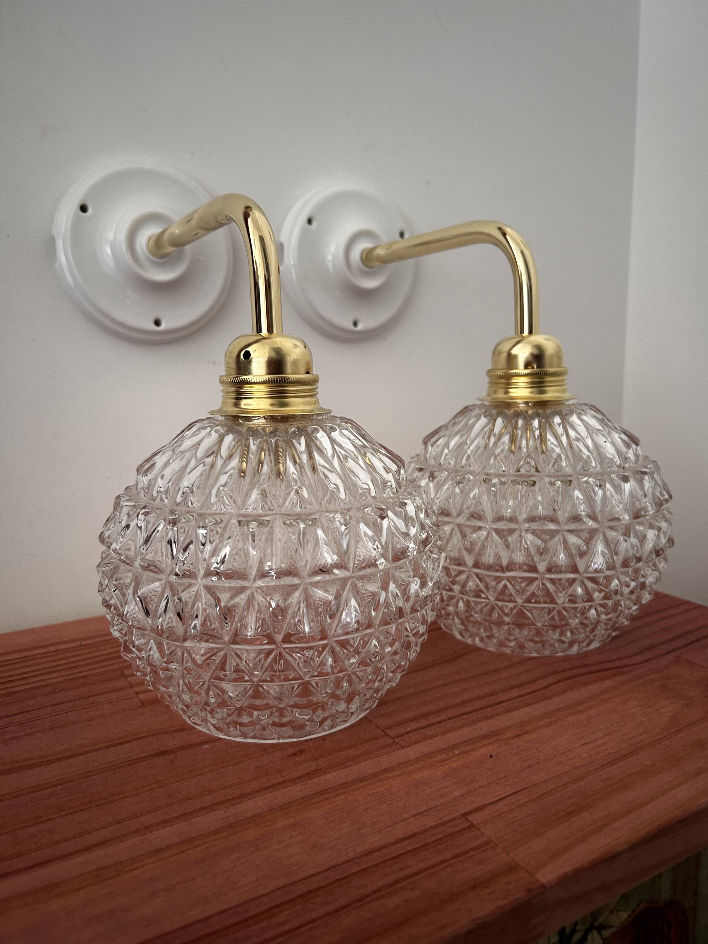Paire d’appliques murales vintage en verre ciselé