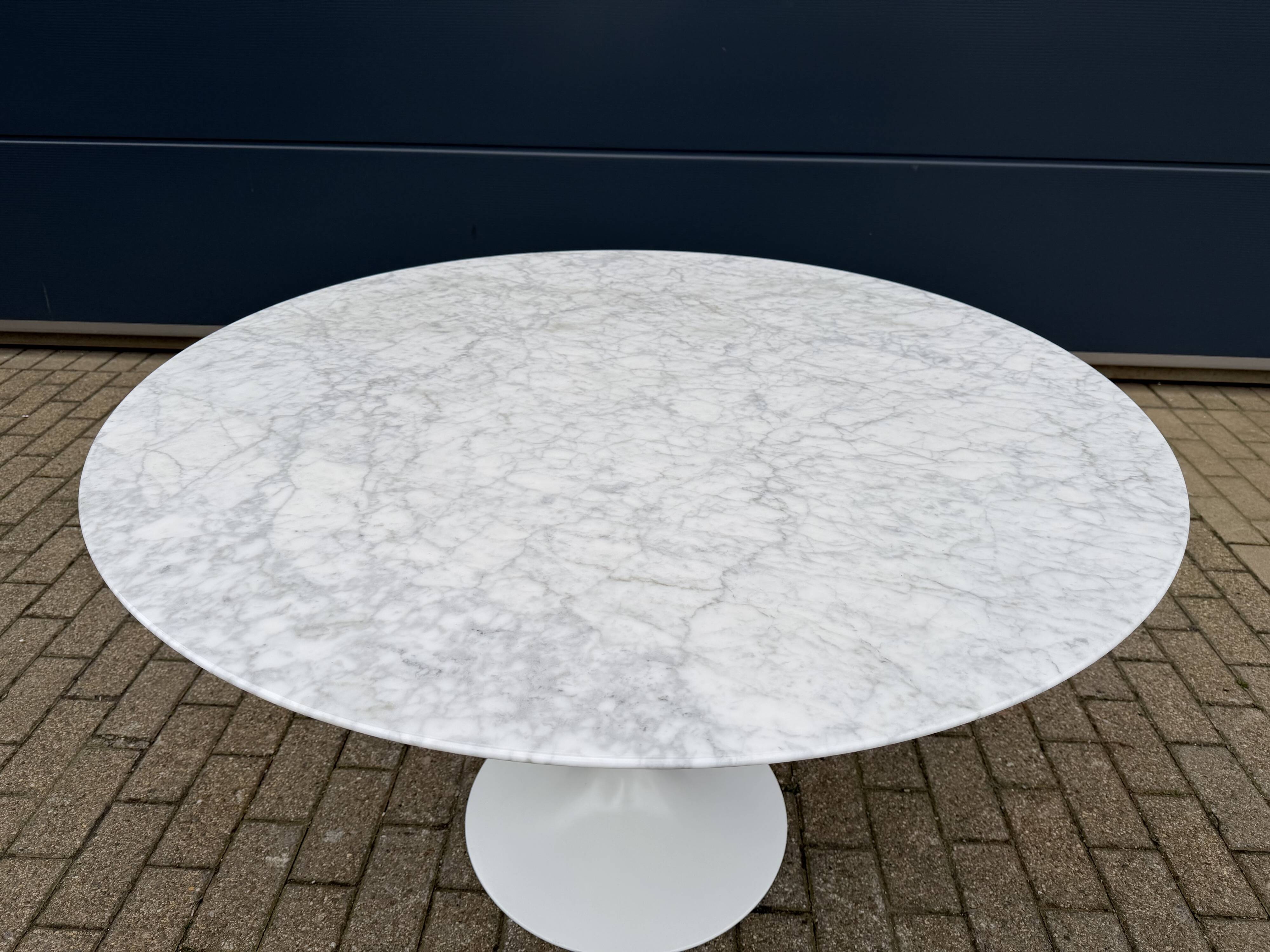 Original Knoll Tulip dining table in Carrara marble (120cm)