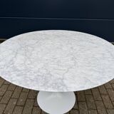 Original Knoll Tulip dining table in Carrara marble (120cm)