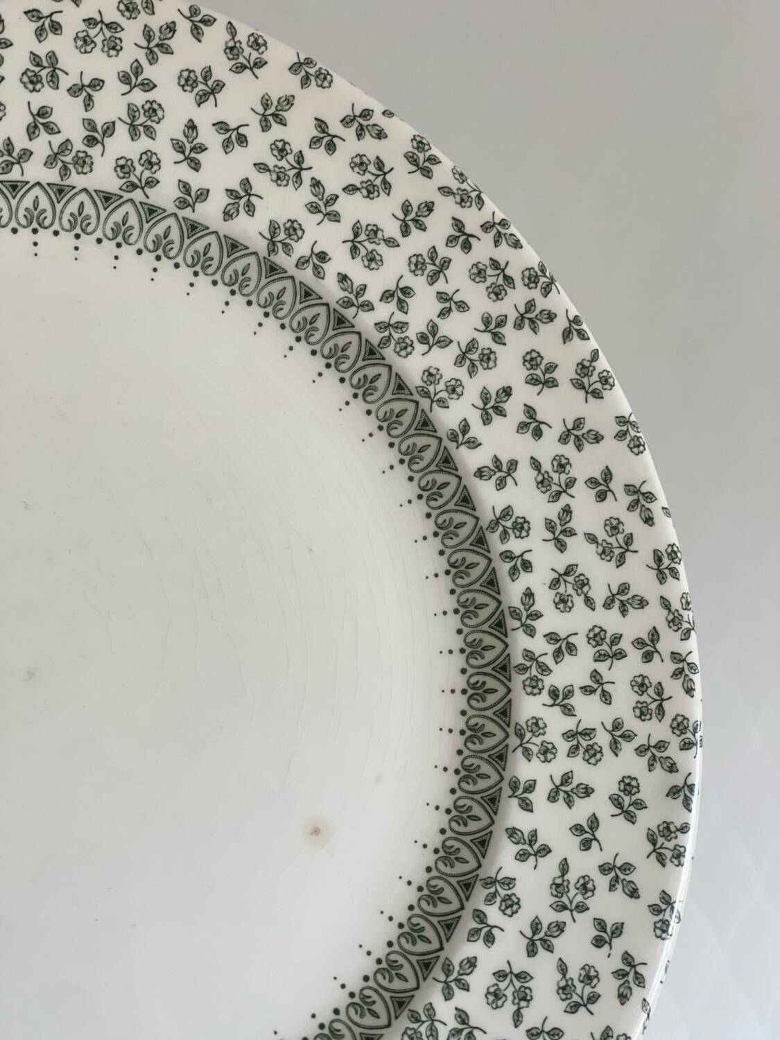 4 English dinner plates.