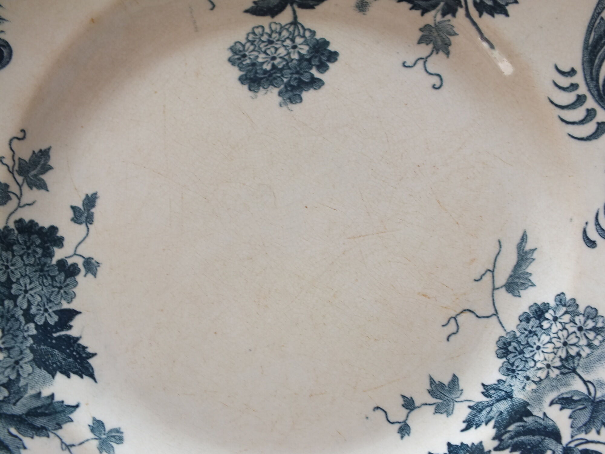 7 flat plates in Terre de Fer St Amand model Boule de Neige
