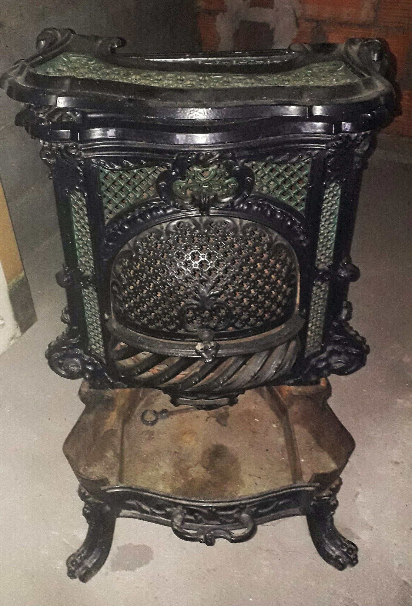 Poêle de chauffage mixte ancien 19ème siècle. Bon état à Calais