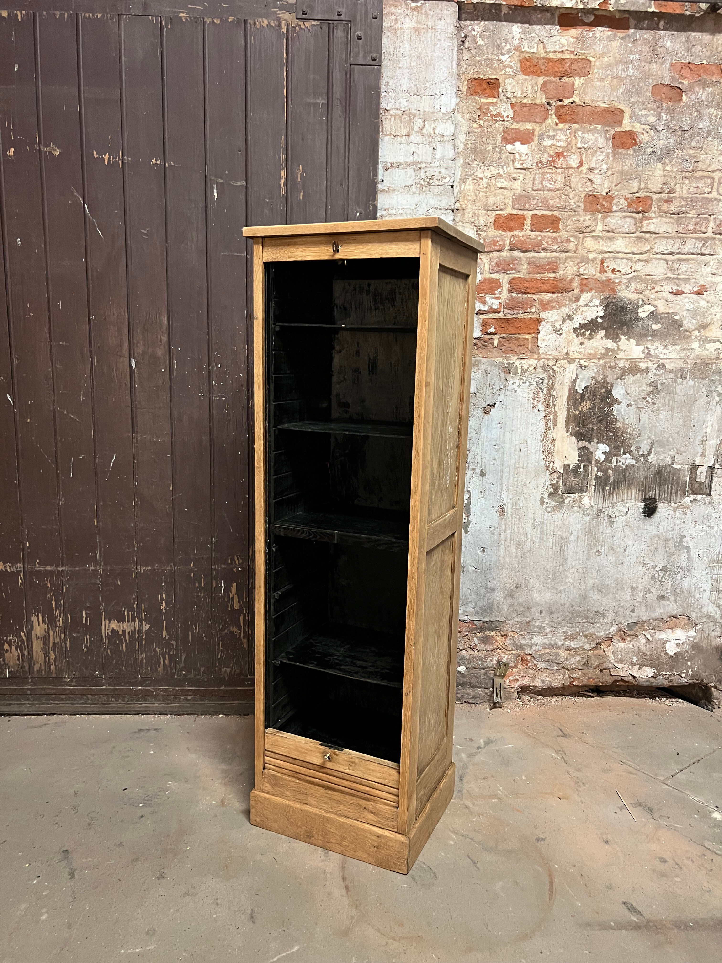 Curtain filing cabinet, one column