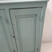 Buffet parisien de cuisine a trois portes en hêtre patiné XX siècle