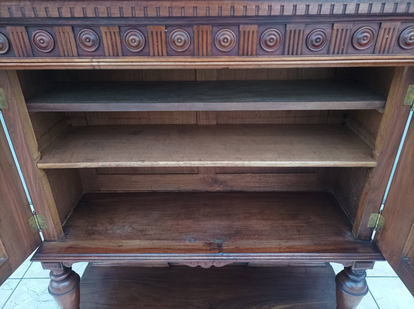 Meuble crédence Renaissance en noyer 19ème
