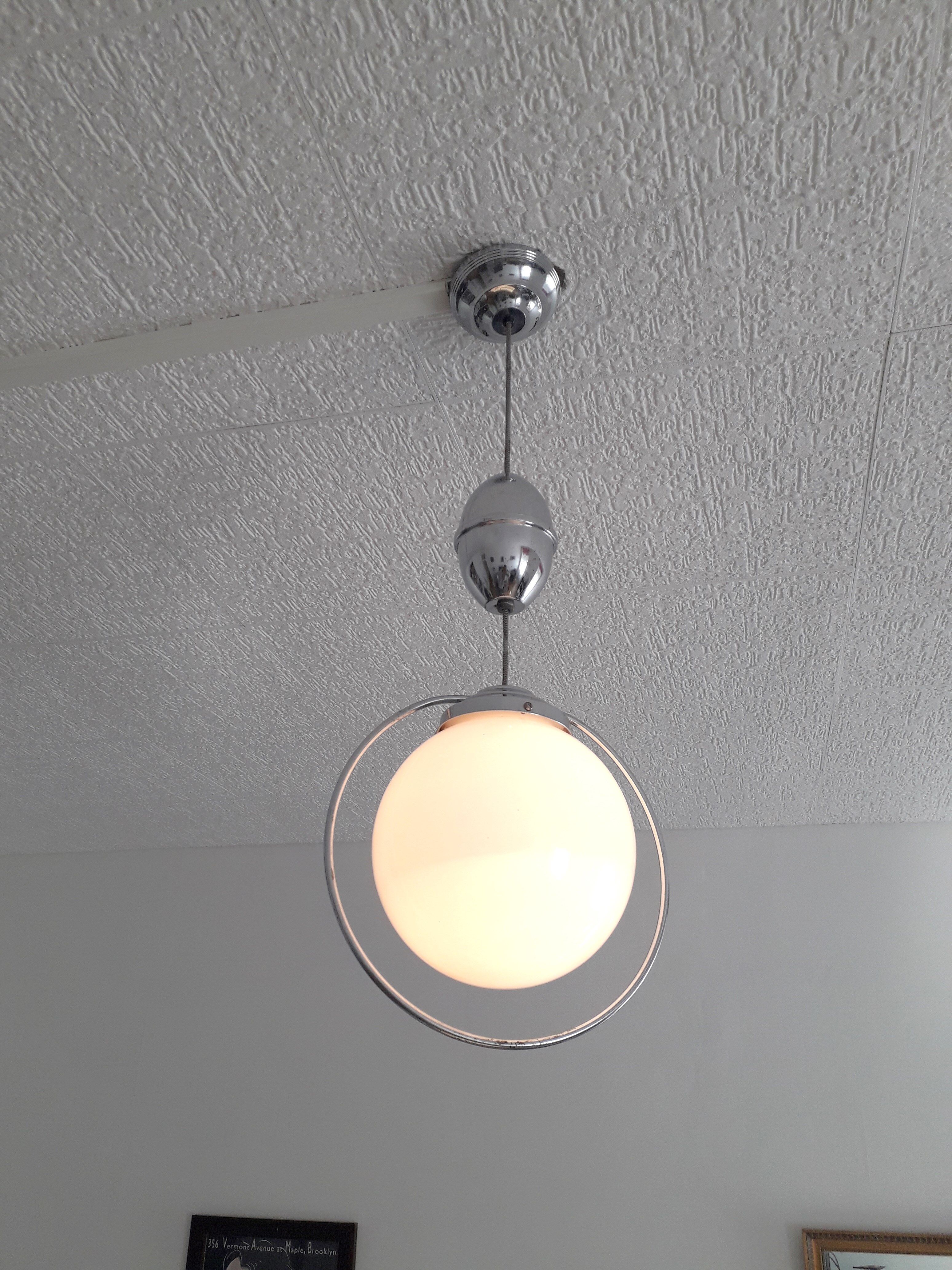 Suspension ''bistrot'' Monte et Baisse - Globe opaline blanche - 1940