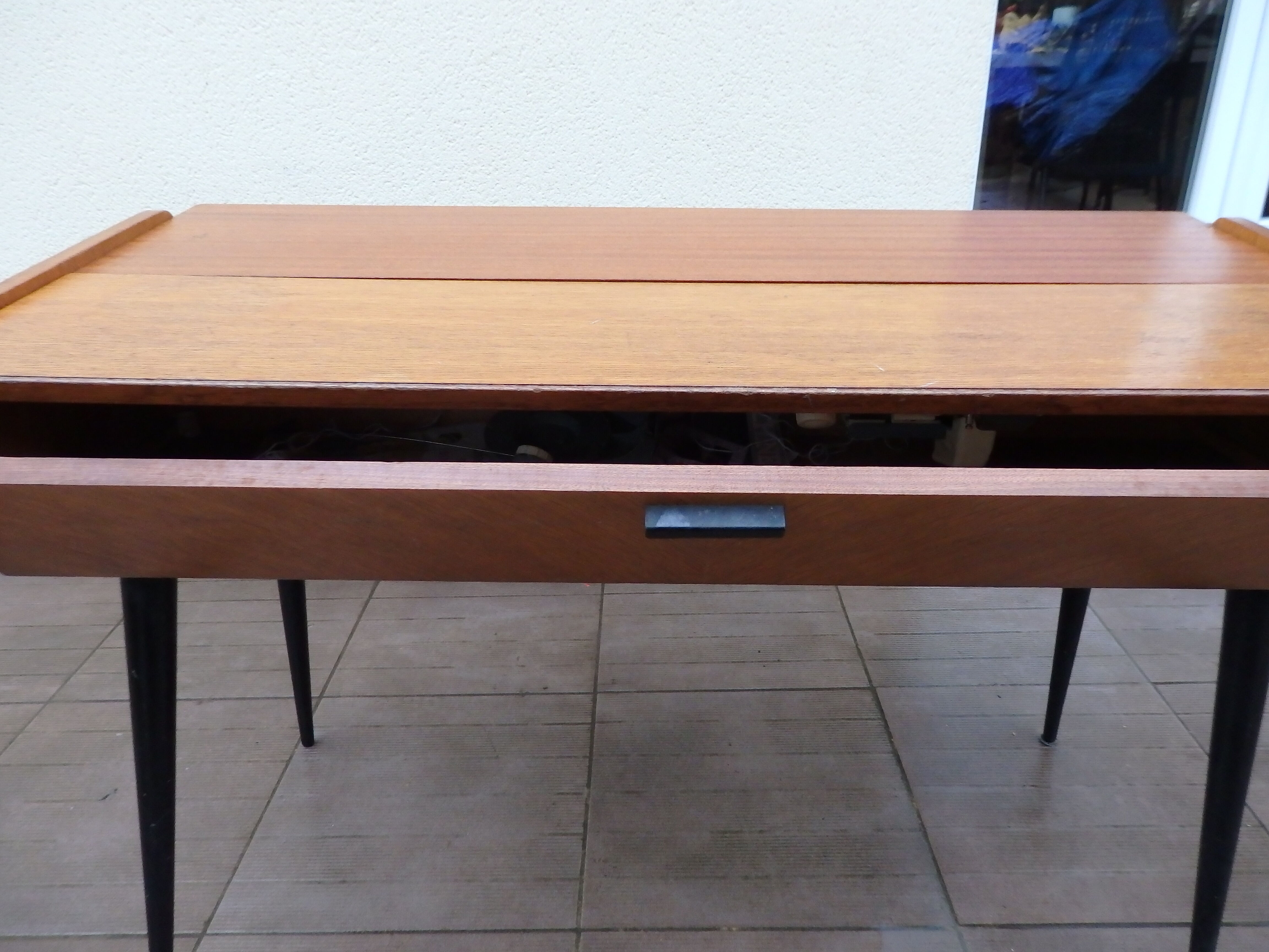 Tricoteuse scandinave pieds compas console vintage