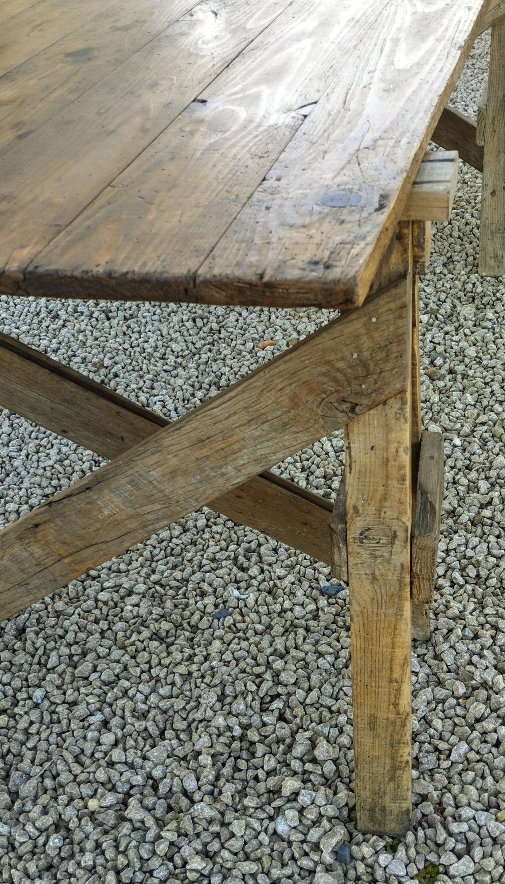 Table de ferme rustique patinée sur de lourds tréteaux