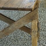 Table de ferme rustique patinée sur de lourds tréteaux