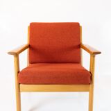 Easy chair in oak red wool fabric designed by Hans J. Wegner and manufactured by Getama in the 1960s