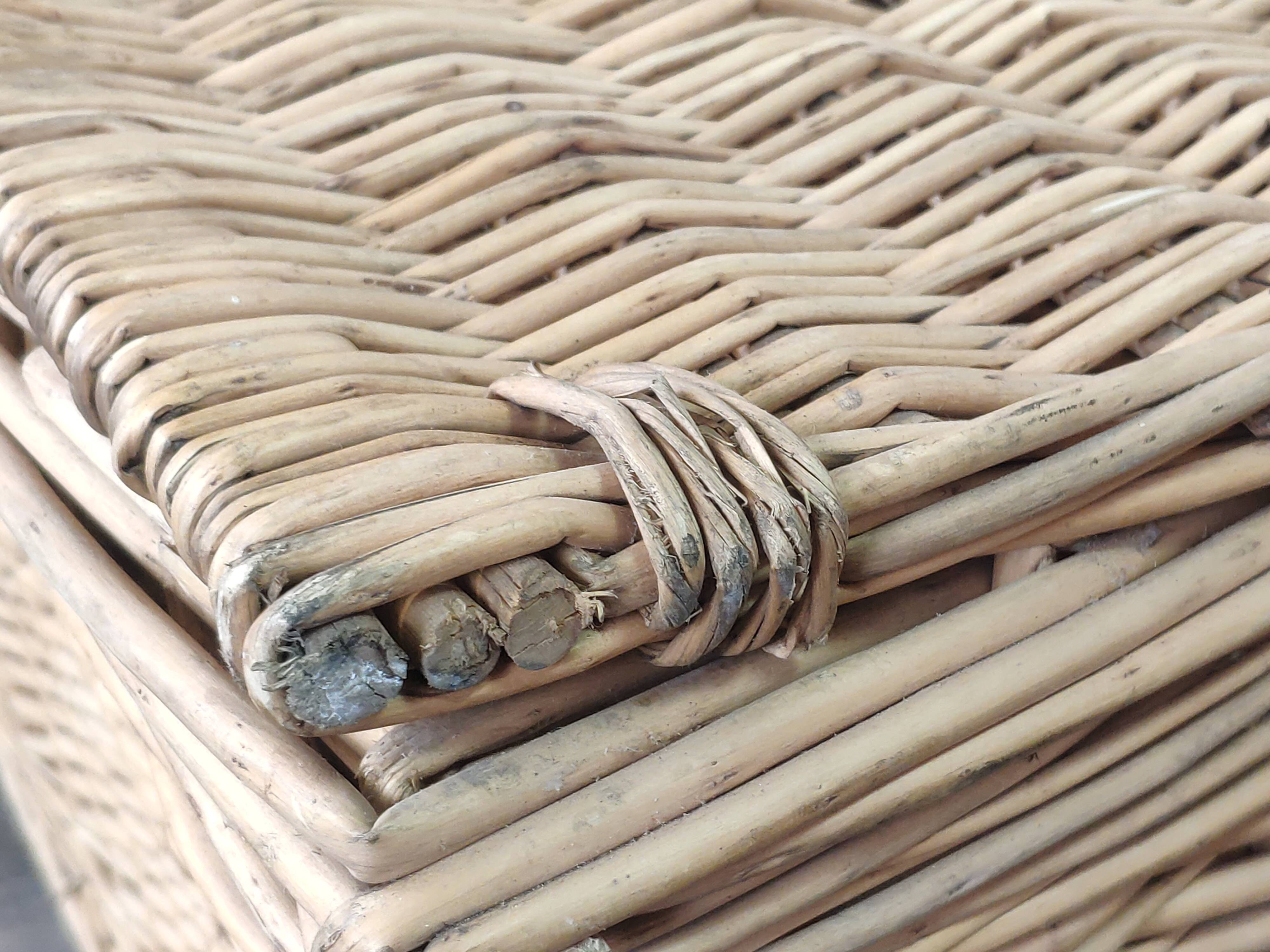 Coffre en osier tressé vintage