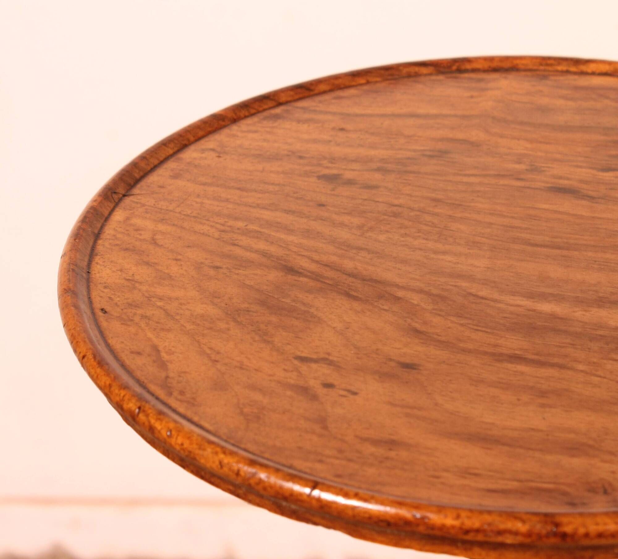 Small guéridon called tea table in walnut - 19th century stamped Holland and So.