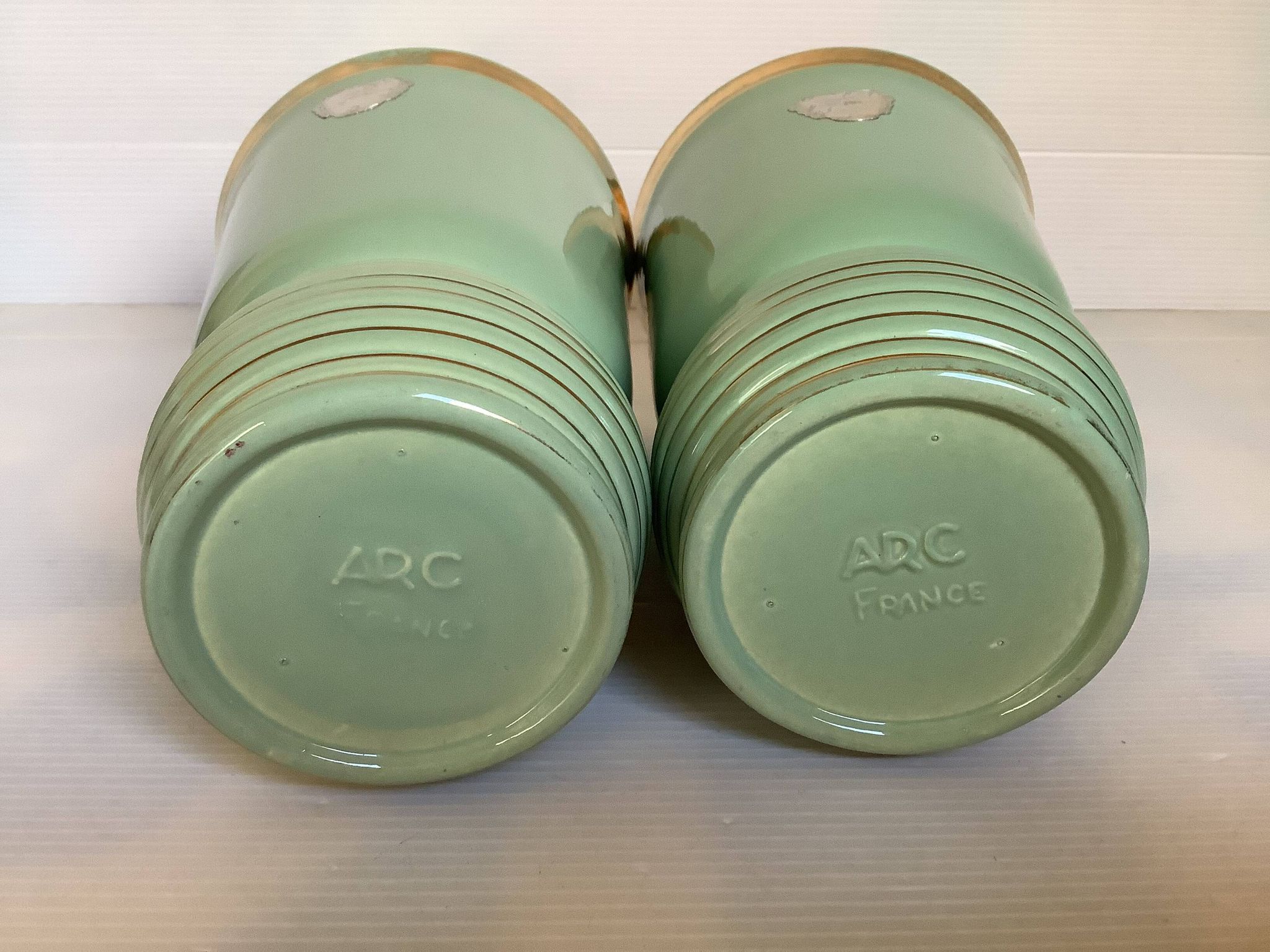 Paire d’anciens vases en céramique verte et dorée