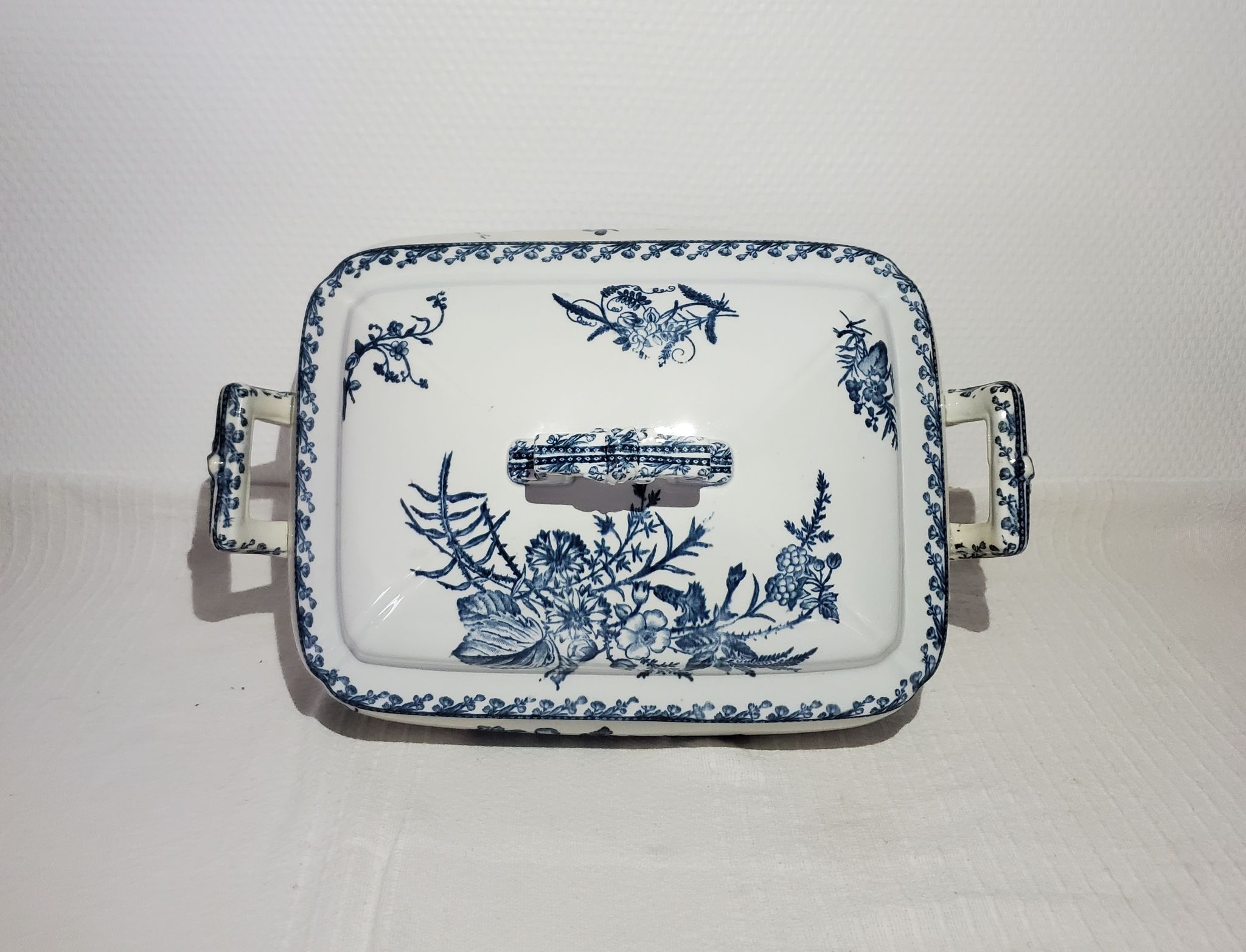 Soup-tureen of the earthenware factory of Pexonne
