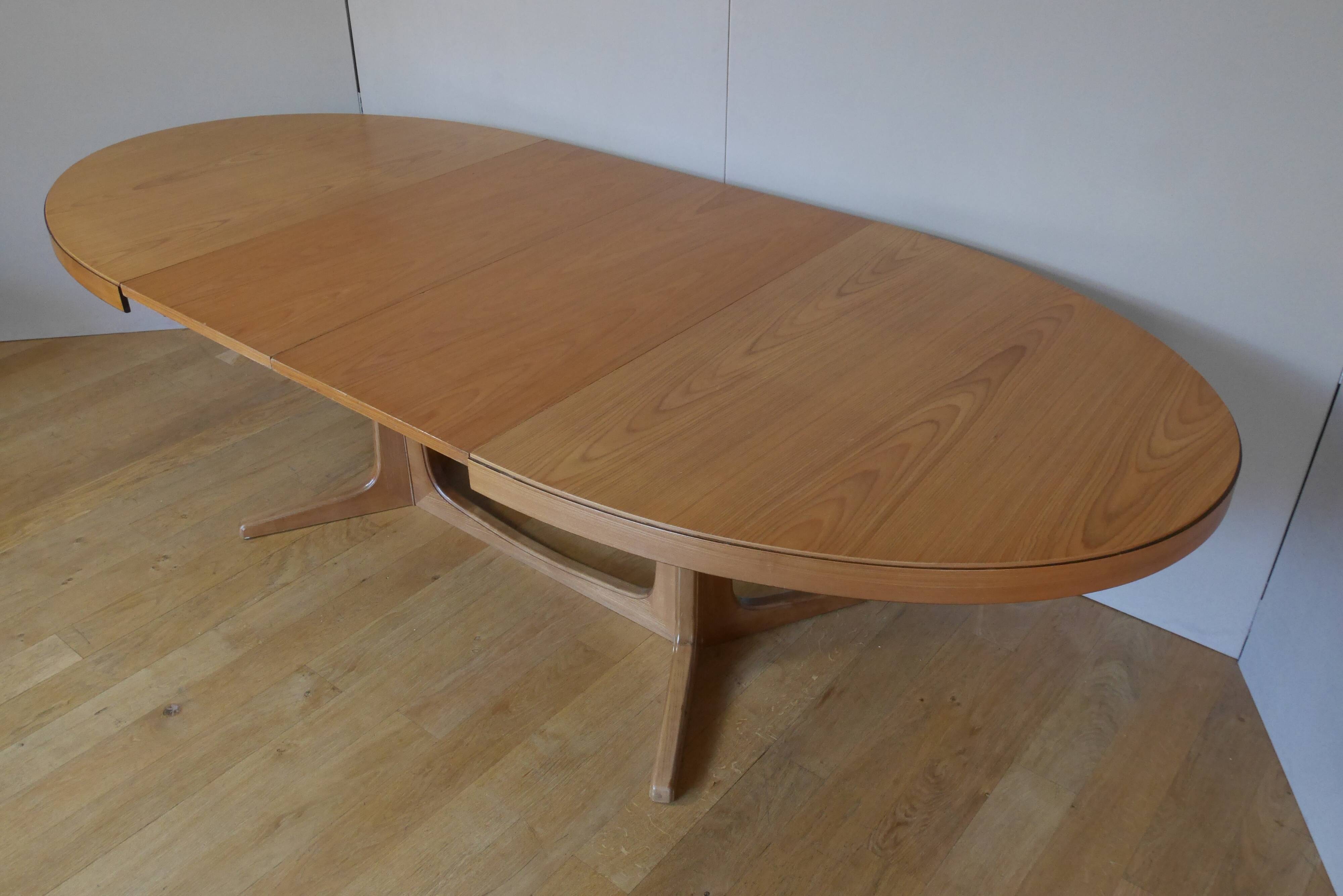 Oak oval table with extension cords