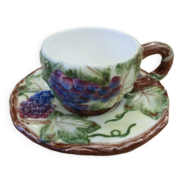 Tasse et soucoupe en barbotine