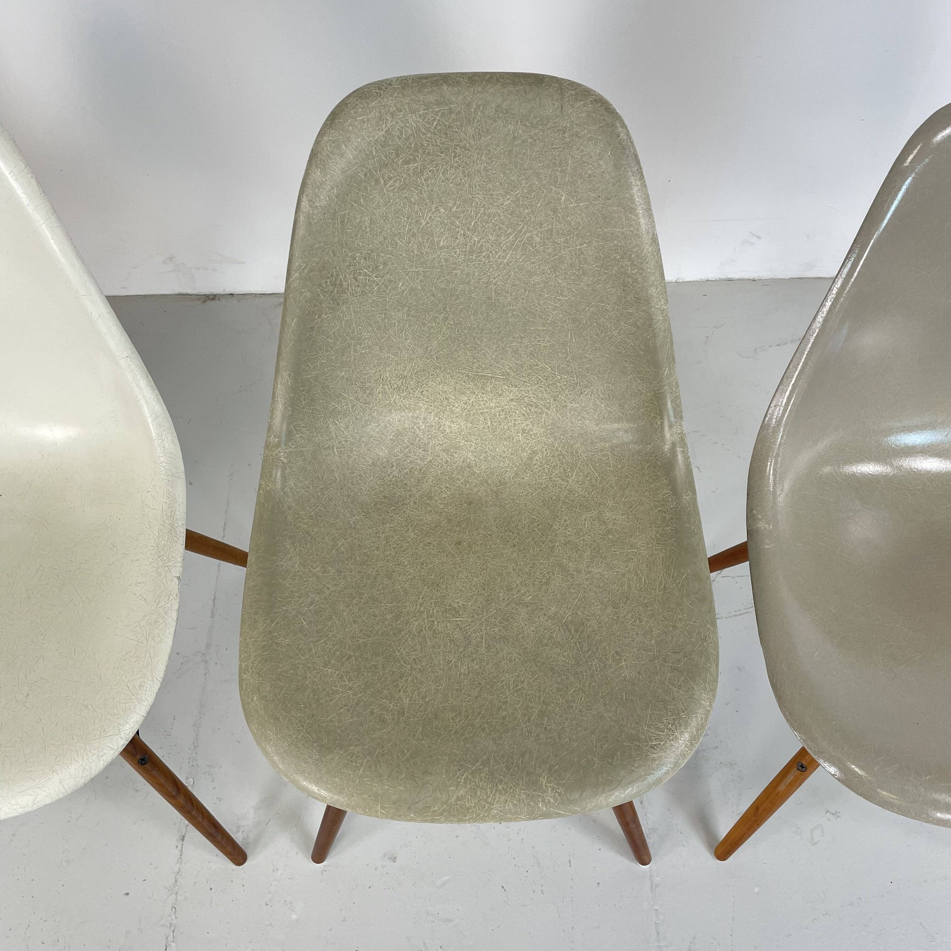 Chaises d'appoint Eames Herman Miller DSW en grège, vert écume de mer, ocre clair et parchemin avec léger