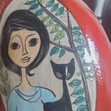 Vintage Français années 1960 Jean de Lespinasse, JdL 330, Vase ovale émaillé rouge avec portrait féminin.