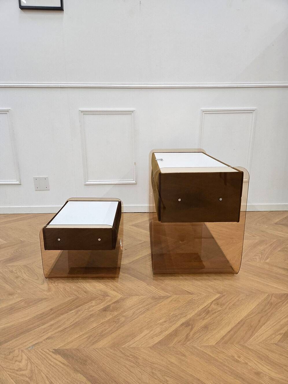 Commode / coiffeuse et chevet en plexiglass