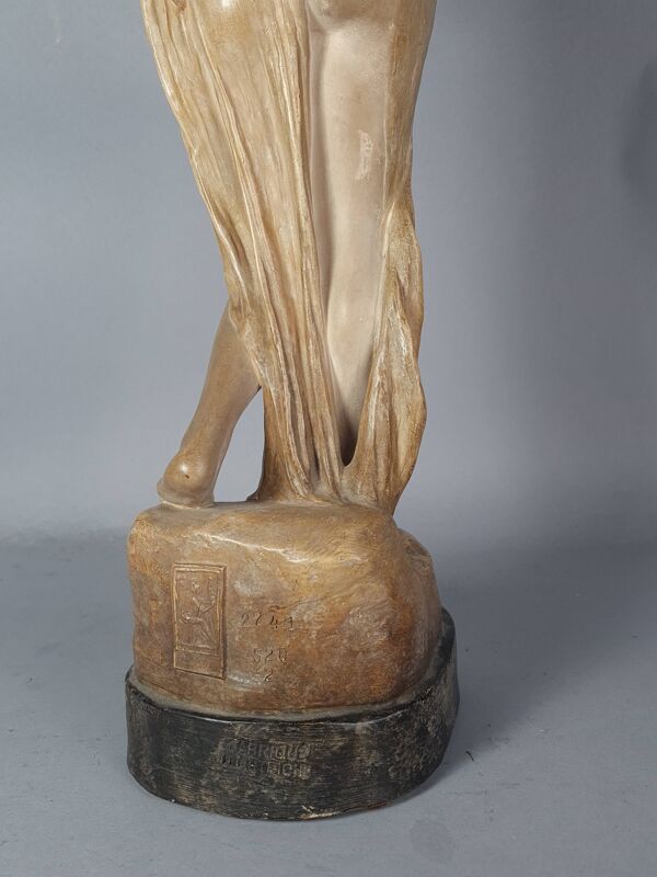 Sculpture céramique Femme et cruche ceinture opale Goldscheider vers 1900, 60 cm C155