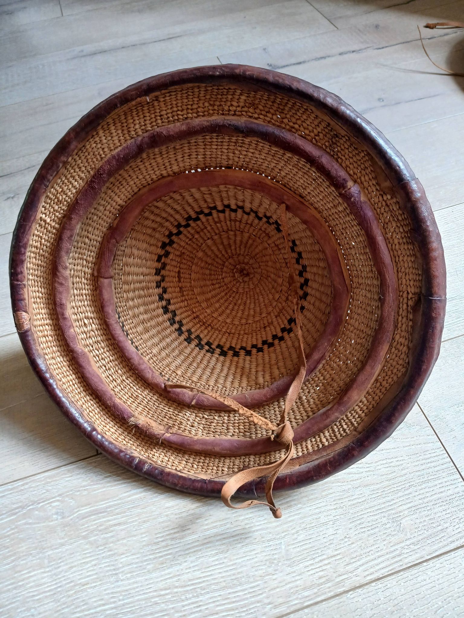 Chapeau africain ancien artisanal