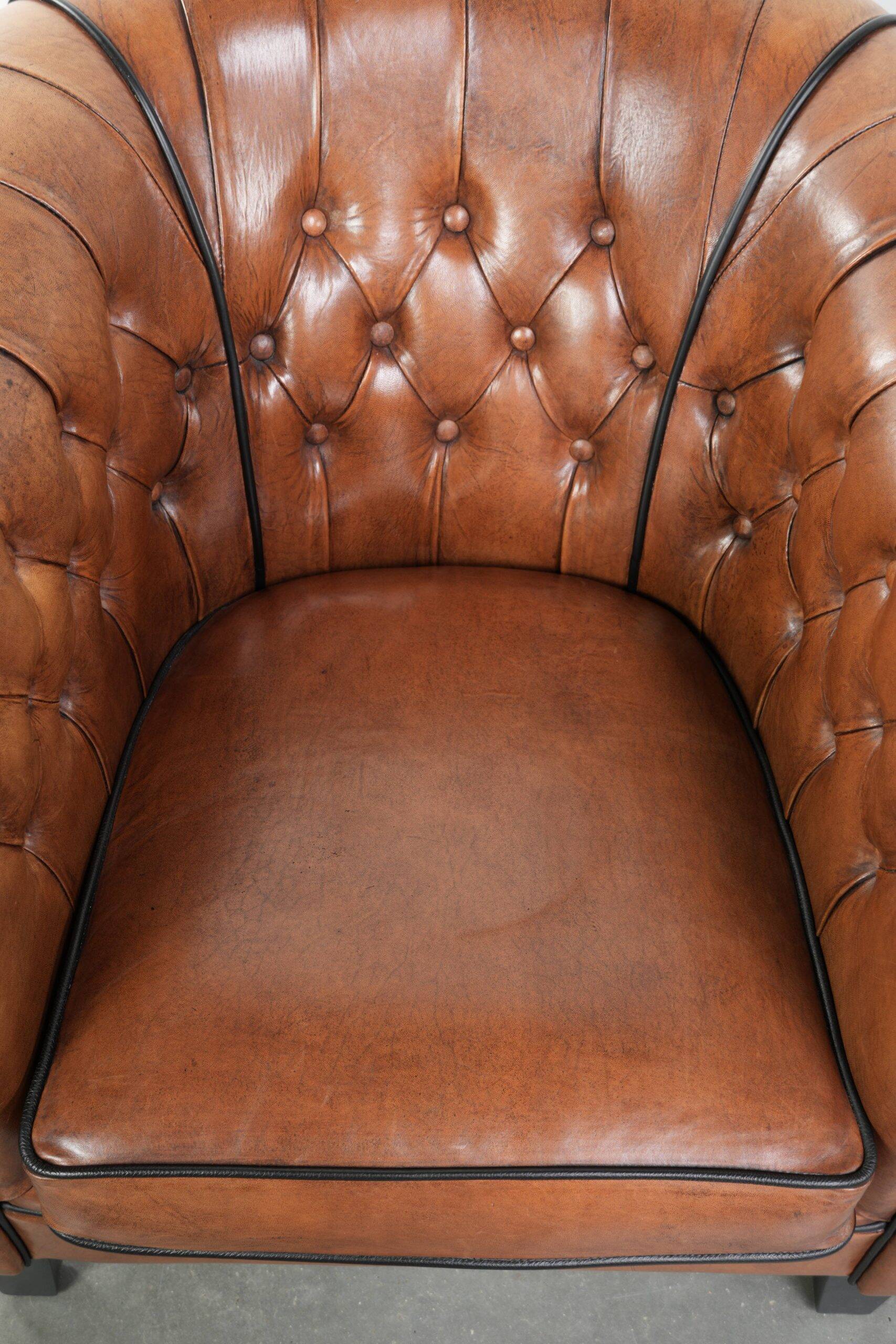 Fauteuils club Chesterfield en peau de mouton de style anglais.