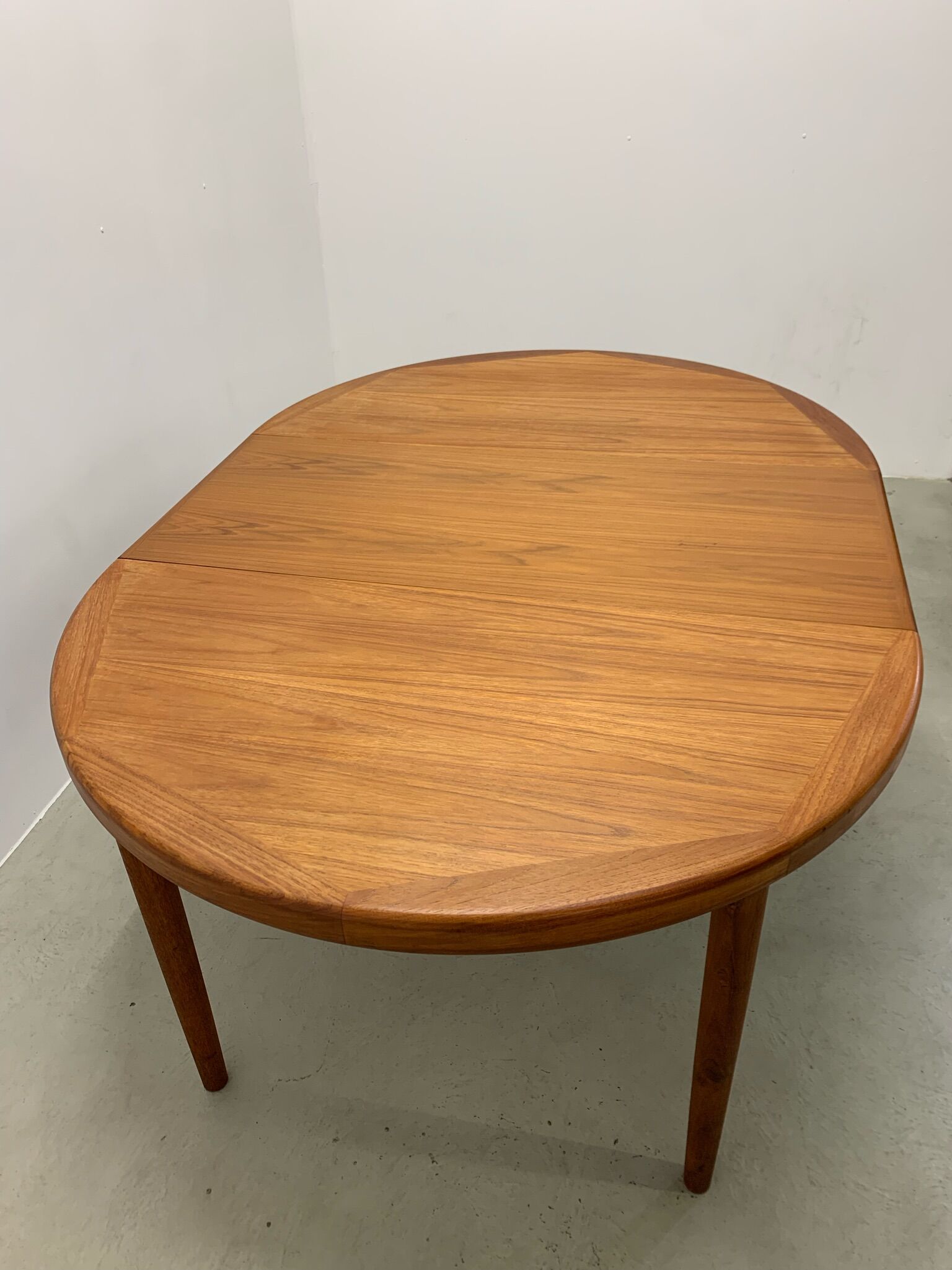 Round extending dining table in teak by Velje 1960s Denmark