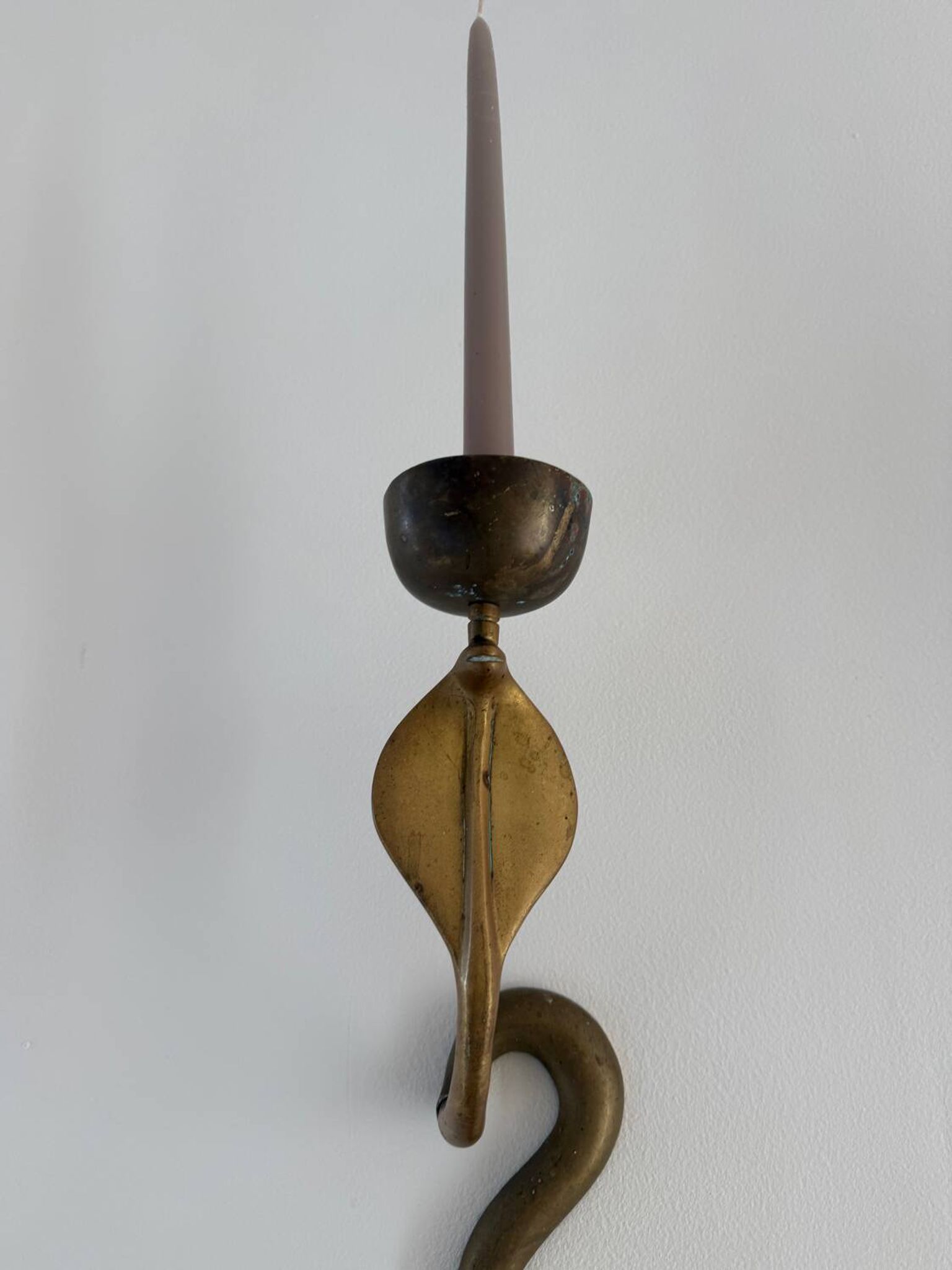 Série de 4 grands bougeoirs serpents sculpturaux en laiton patiné – an