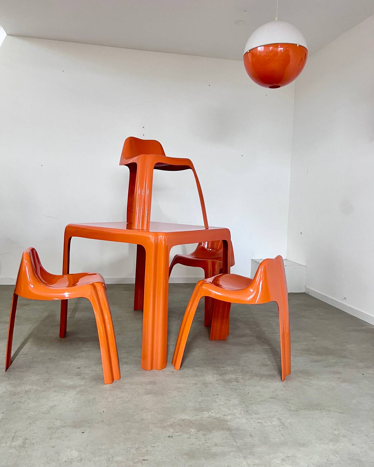 Table and 4 chairs in orange fiberglass design from the 70s Patrick Gingembre Paulus edition