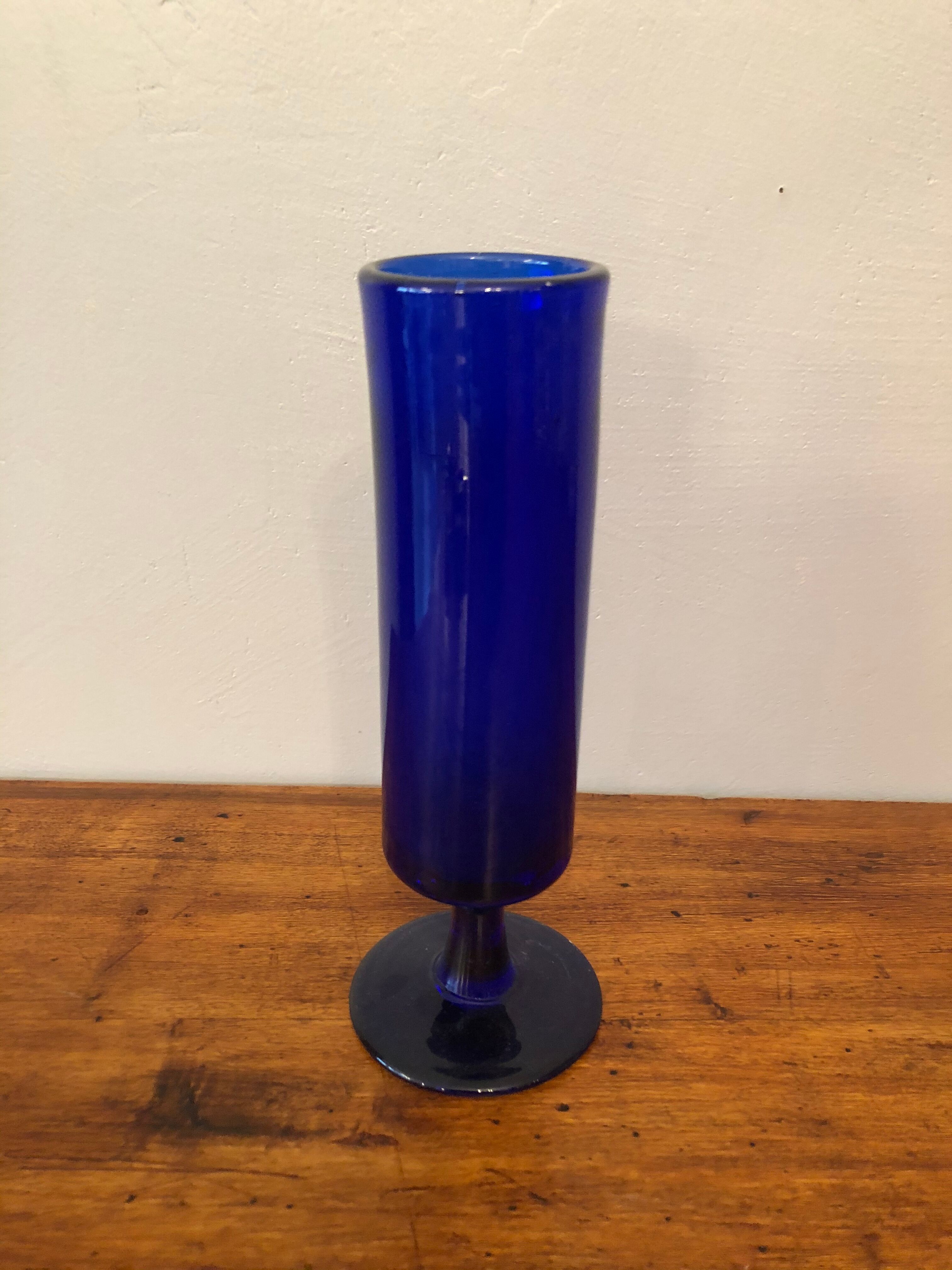 Vase en verre soufflé bleu